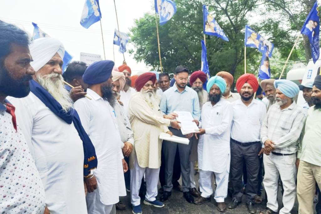 बसपा द्वारा सफाई कर्मचारियों पर अत्याचार करने वाले पर व कर्मचारियों की मांगों संबंधी राज्यपाल पंजाब के नाम सौंपा गया मांग पत्र।